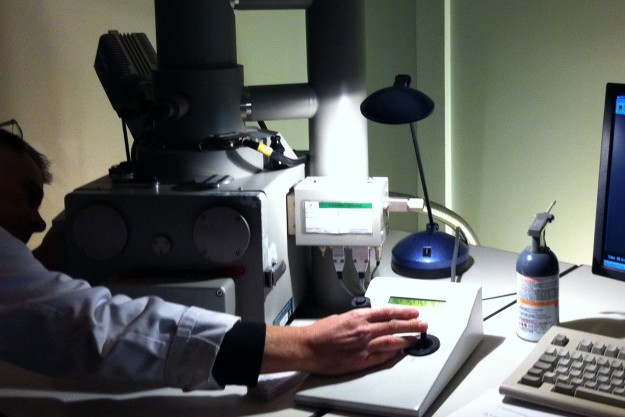 تجارب معملية، ميكروسكوب الكتروني