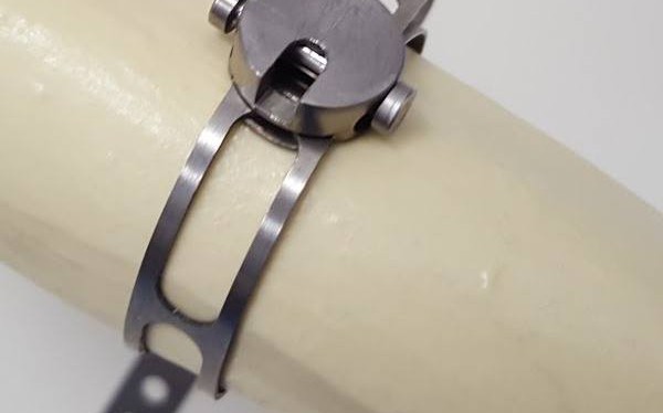 Nouveau bracelet en os de titane conçu par JPP management Nouveau bracelet en os de titane conçu par JPP management